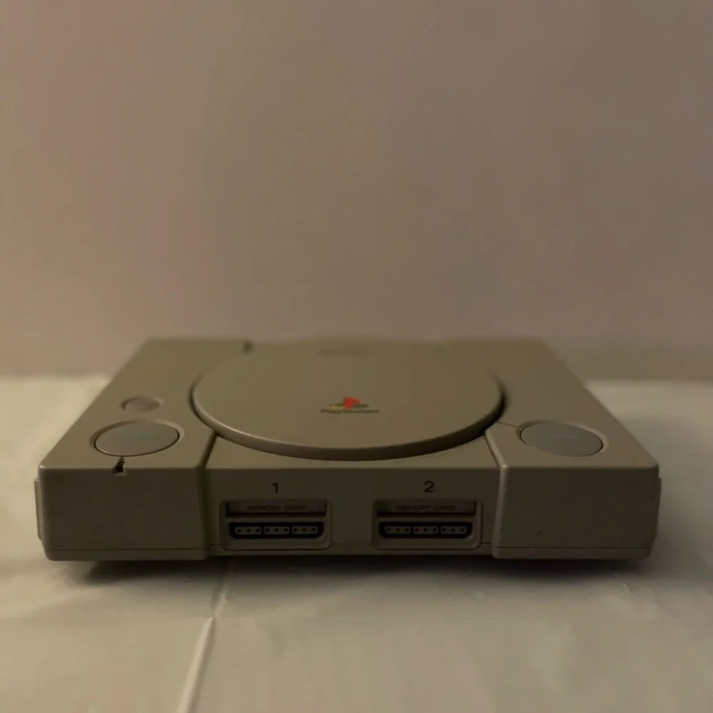 PLAYSTATION 1 WITH TWO CONTROLLERS AND 3 MEMORY STICKS NO CORDS